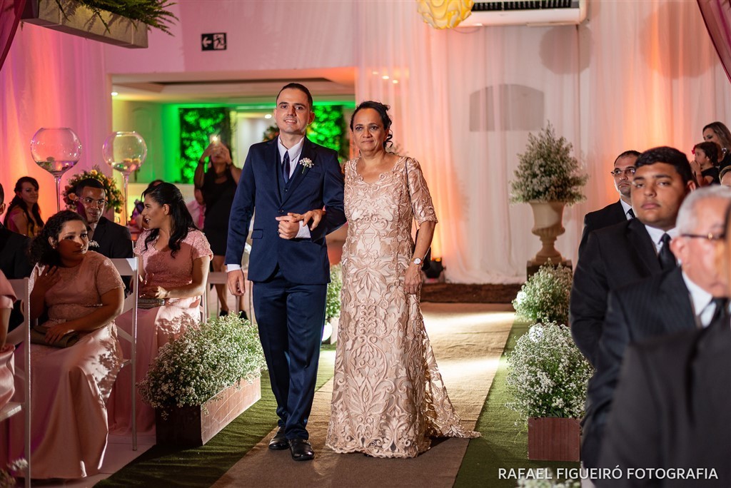 noivo entrando cerimonia mãe da noiva 