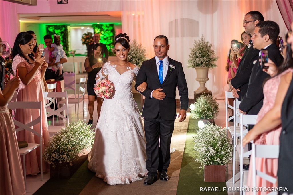 noiva entrando cerimonia religiosa pai da noiva