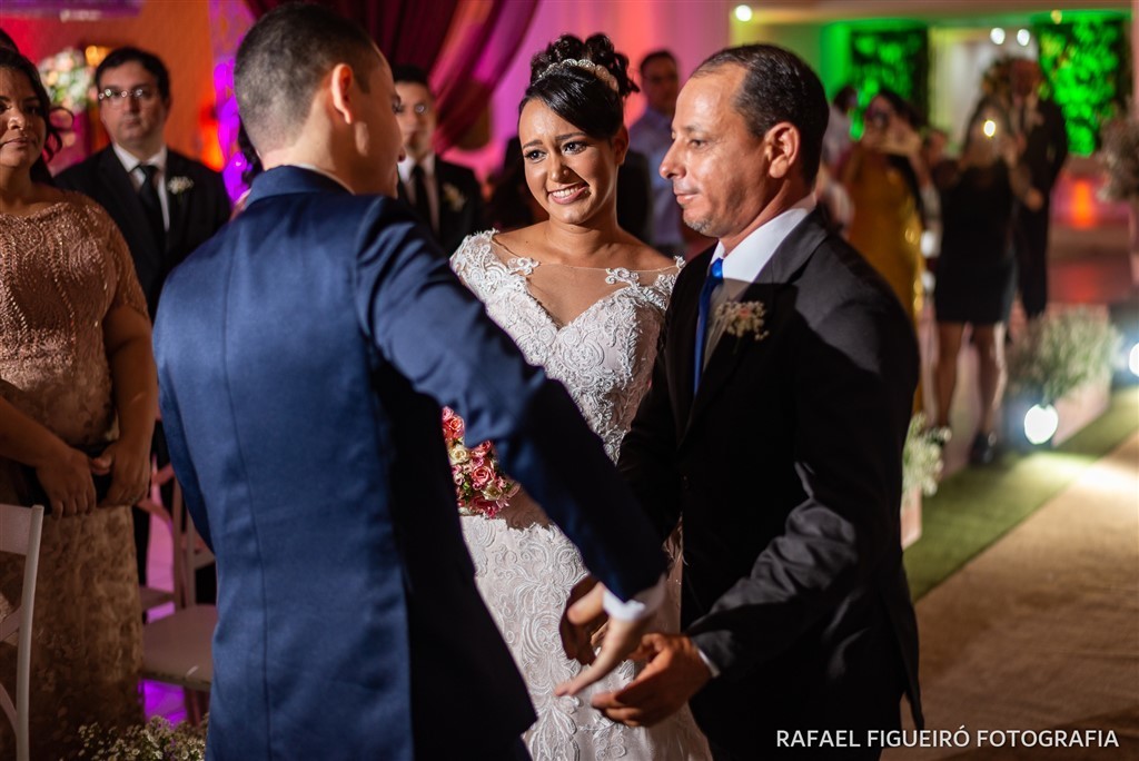 noiva emocionada noivo cumprimentando pai da noiva 