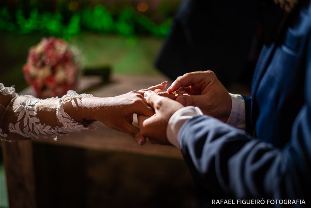 troca de alianças casamento anel dedo noivo noiva mãos 