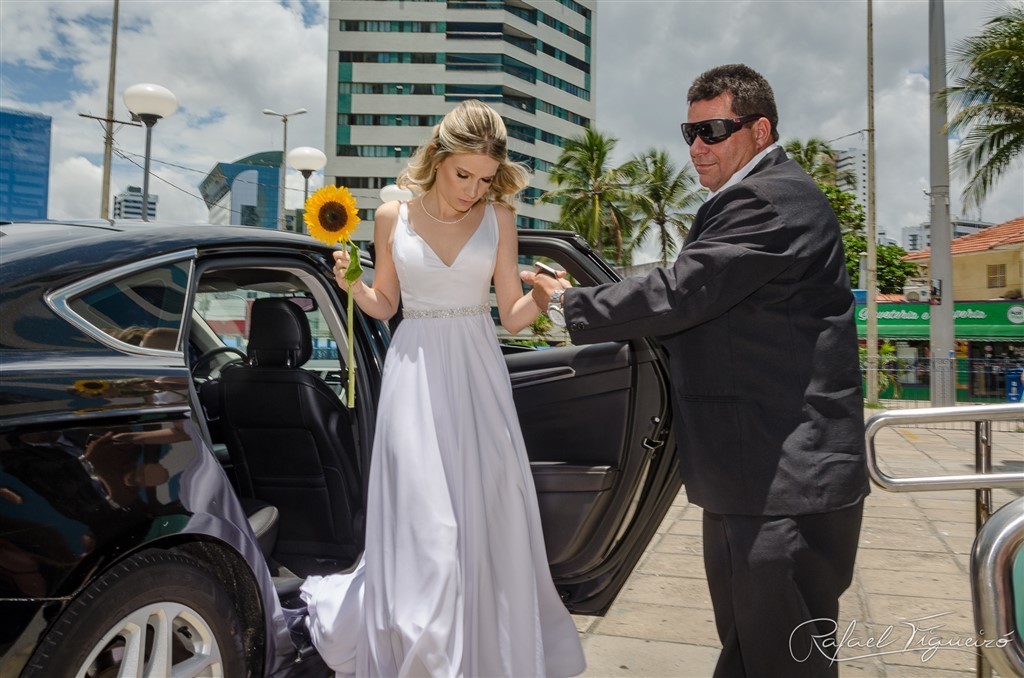casamento igreja nossa senhora de boa viagem melhor fotógrafo de casamento recife rafael figueirónoiva descendo do carro porta aberta girassol