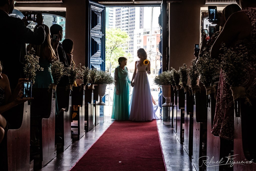 casamento igreja nossa senhora de boa viagem melhor fotógrafo de casamento recife rafael figueiró porta igreja abrindo escuro contra luz noiva elegante espiando entrando