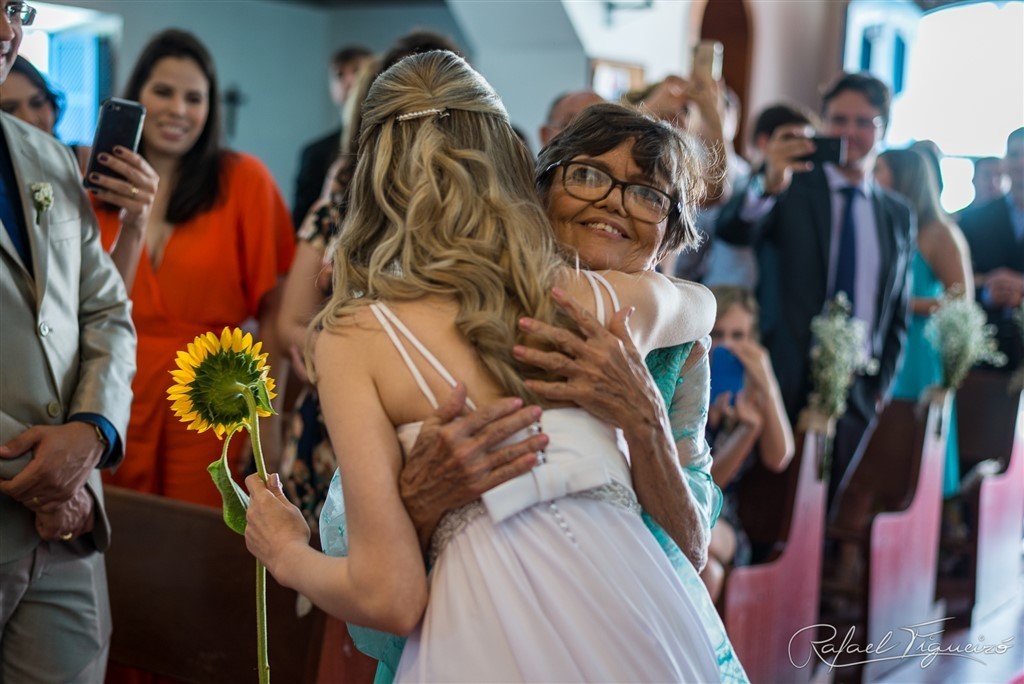 casamento igreja nossa senhora de boa viagem melhor fotógrafo de casamento recife rafael figueiró abraço vovó gostoso