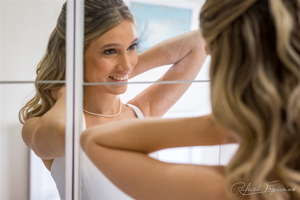 making of noiva se arrumando maquiagem cabelo penteado fotógrafo casamentos melhor rafael figueiró recife espelho colar de pérolas linda sorriso