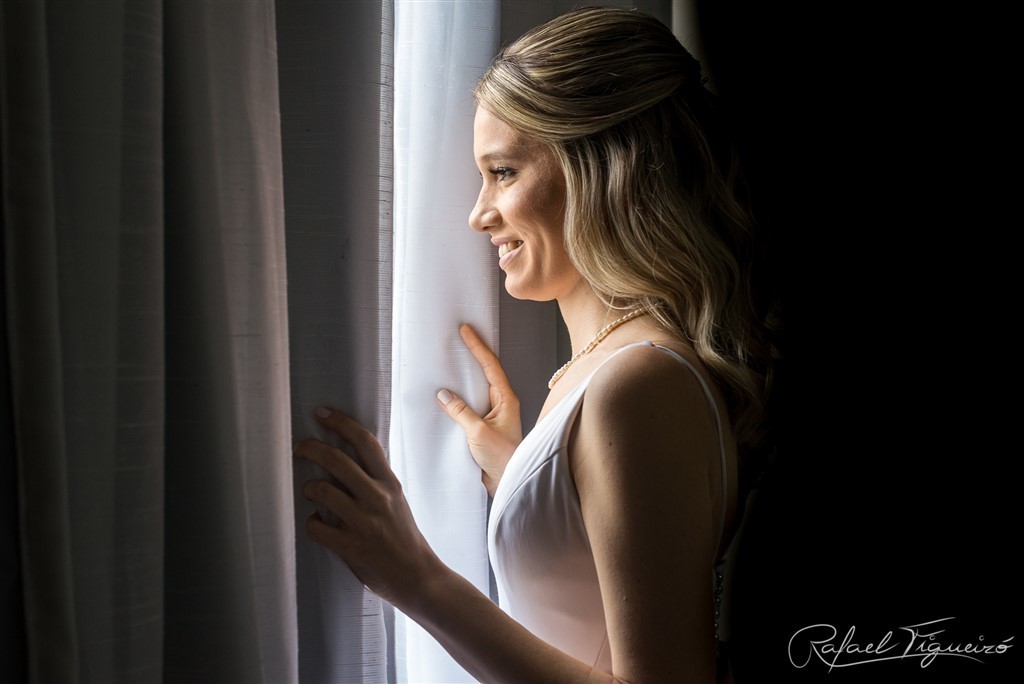 making of noiva se arrumando maquiagem cabelo penteado fotógrafo casamentos melhor rafael figueiró recife perfil janela luz noiva quadro caravaggio