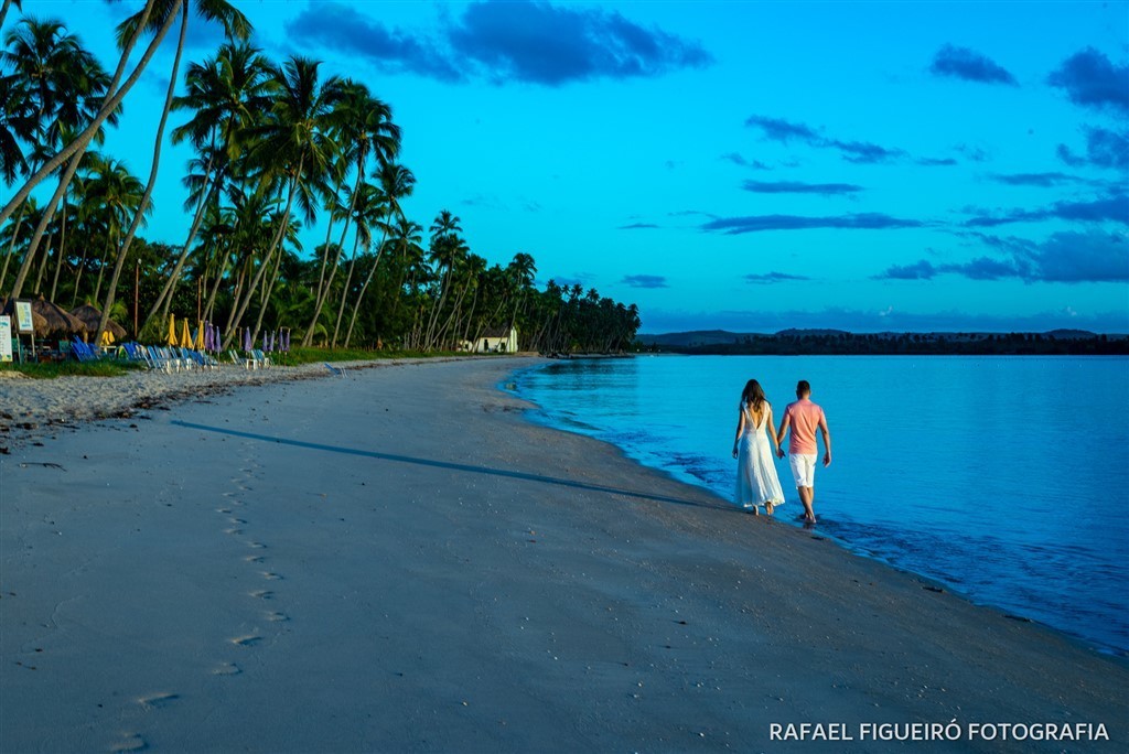 casal caminhando praia dos carneiros