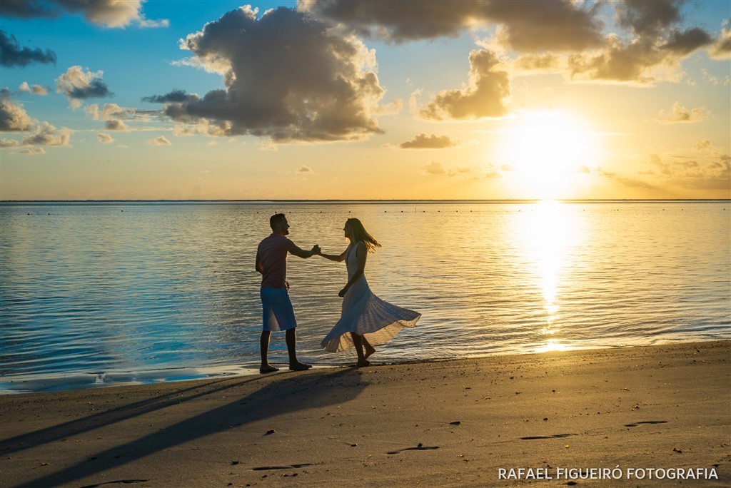 casal dançando ao nascer do sol