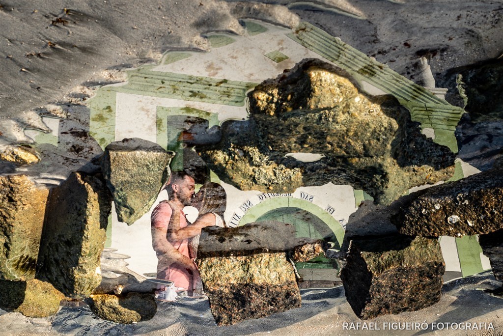 casal namorando praia dos carneiros igreja são benedito pernambuco recife reflexo água chao poça