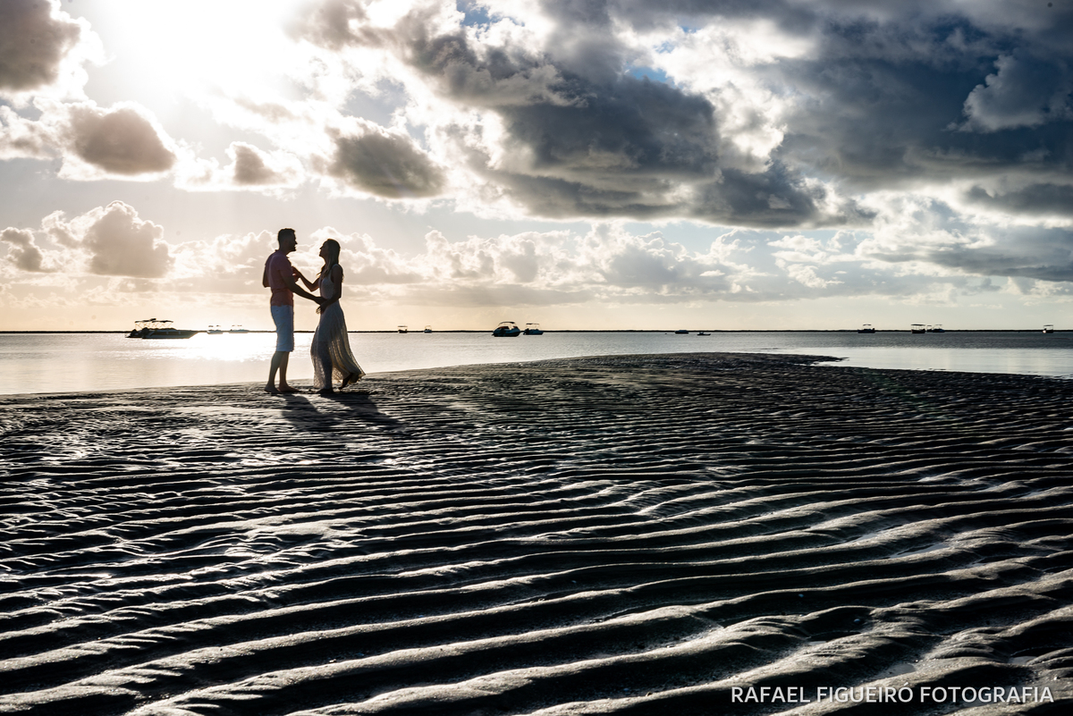 casal dançando ao nascer do sol