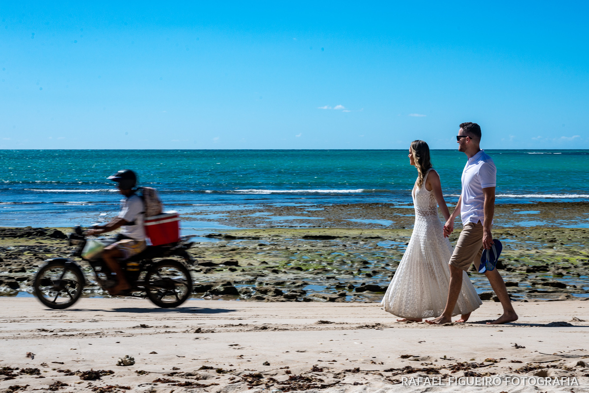 casal caminhando no pontal praia dos carneiros pernambuco motoqueiro passando