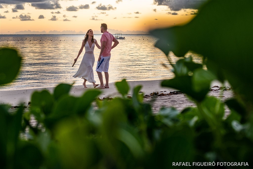 casal dançando ao nascer do sol