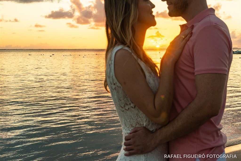 casal namorando no nascer do sol