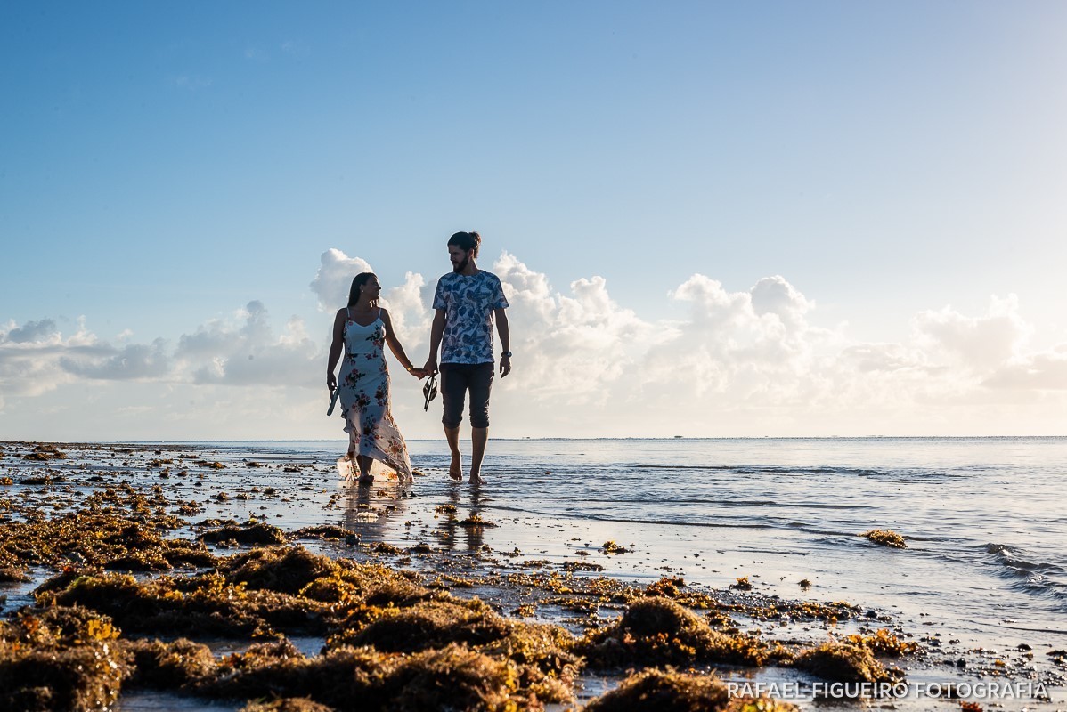 Ensaio Pre-Wedding do simpático casal Duda e Lucas, realizado na Praia de Tamandaré-PE Sul de Pernambuco, pelas redondezas da Igreja de São Perdo. sargaço casal caminhando maos dadas