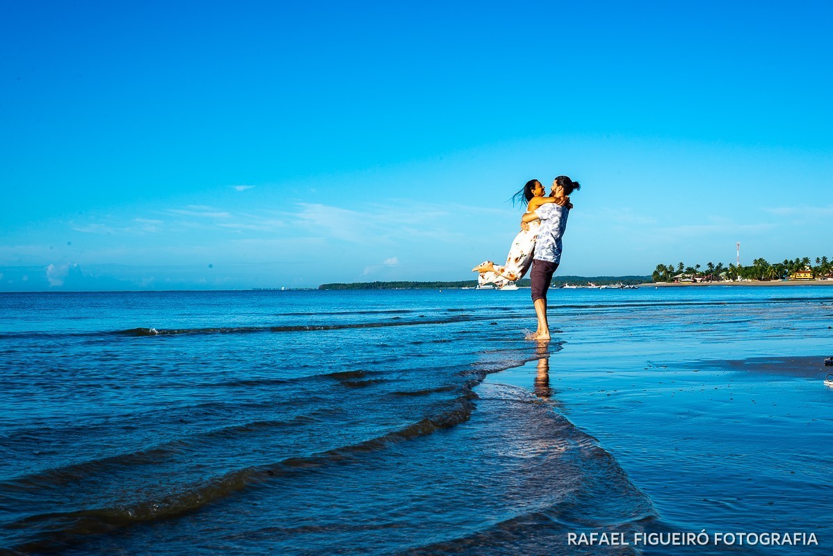 Ensaio Pre-Wedding do simpático casal Duda e Lucas, realizado na Praia de Tamandaré-PE Sul de Pernambuco, pelas redondezas da Igreja de São Perdo. casal beijando rodando colo pe na agua