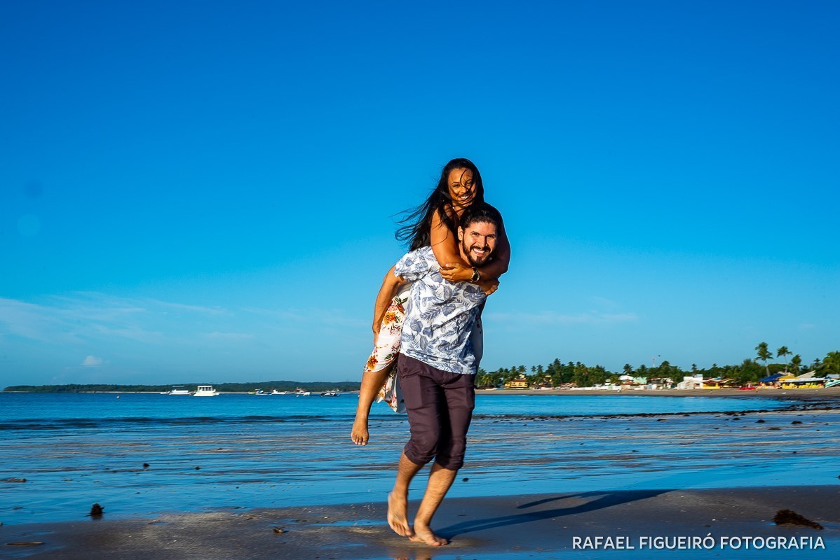 Ensaio Pre-Wedding do simpático casal Duda e Lucas, realizado na Praia de Tamandaré-PE Sul de Pernambuco, pelas redondezas da Igreja de São Perdo. casal brincando sorriso bagunçando