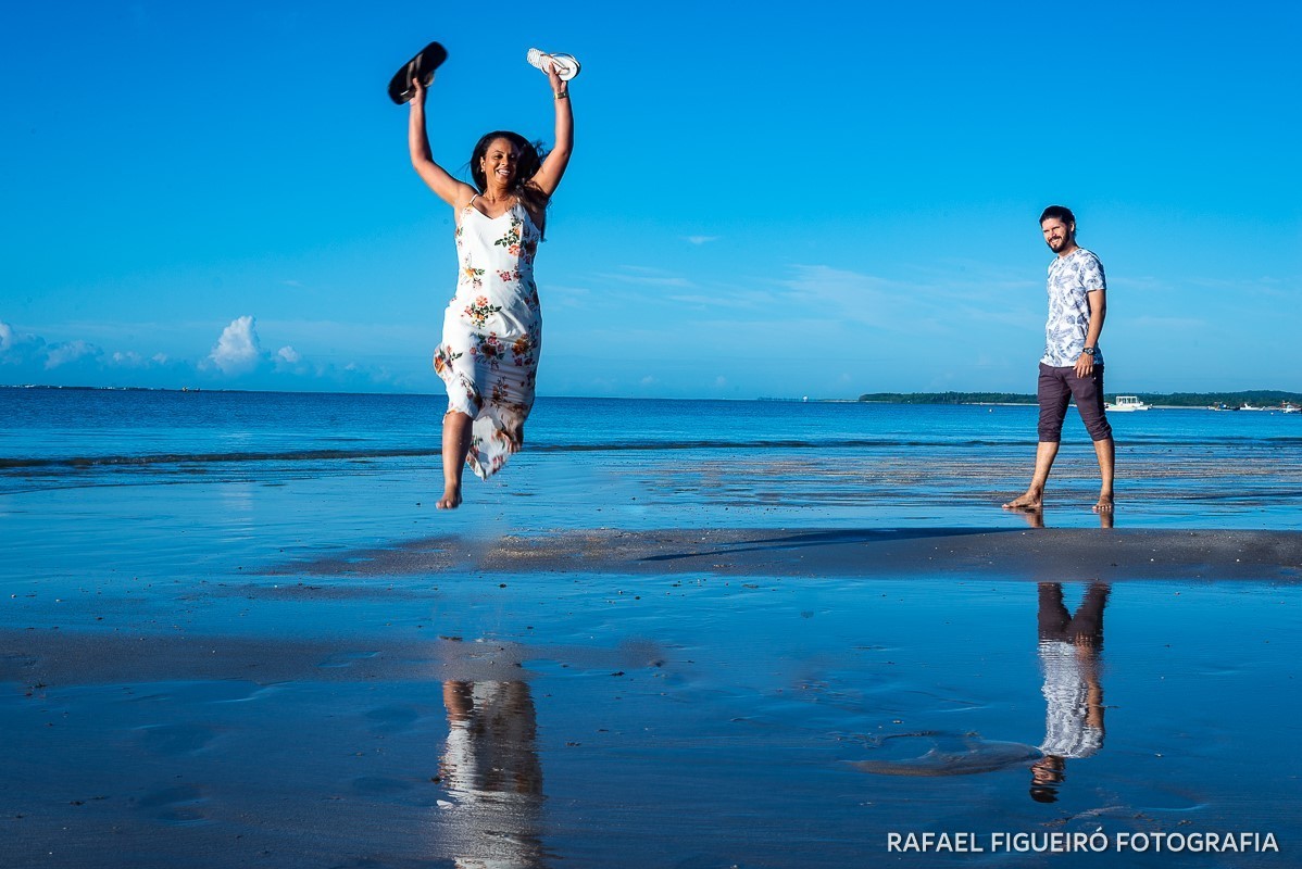 Ensaio Pre-Wedding do simpático casal Duda e Lucas, realizado na Praia de Tamandaré-PE Sul de Pernambuco, pelas redondezas da Igreja de São Perdo. casal feliz noiva pilando chinelo na mao