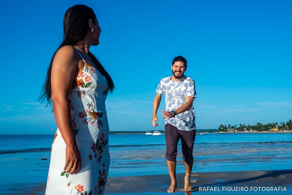 Ensaio Pre-Wedding do simpático casal Duda e Lucas, realizado na Praia de Tamandaré-PE Sul de Pernambuco, pelas redondezas da Igreja de São Perdo. noivo correndo em direçao a noiva