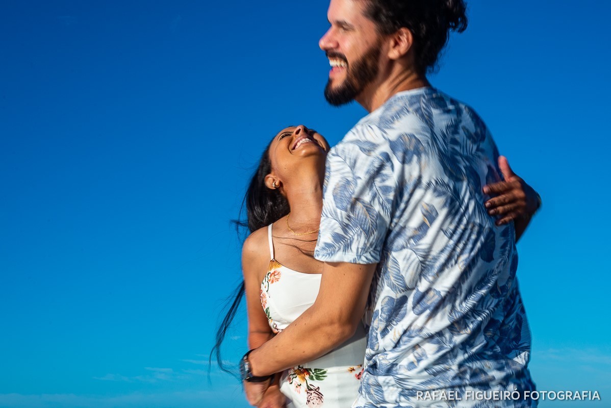 casal abraçado sorriso azul ceu 