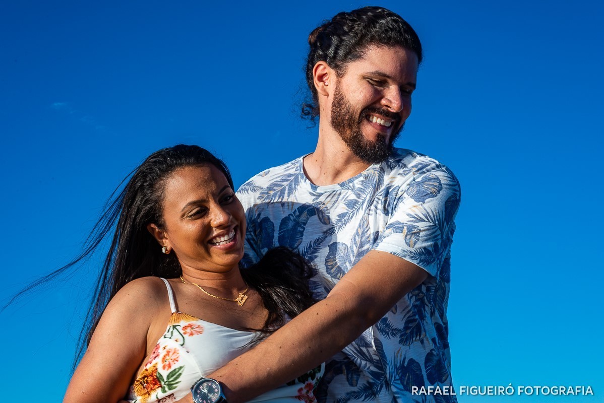 Ensaio Pre-Wedding do simpático casal Duda e Lucas, realizado na Praia de Tamandaré-PE Sul de Pernambuco, pelas redondezas da Igreja de São Perdo. casal abraçado sorriso azul ceu