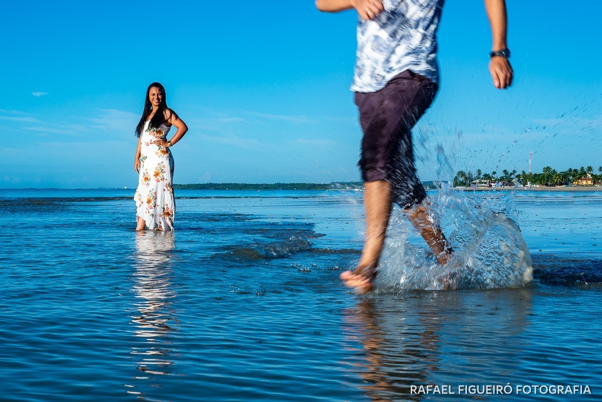 Ensaio Pre-Wedding do simpático casal Duda e Lucas, realizado na Praia de Tamandaré-PE Sul de Pernambuco, pelas redondezas da Igreja de São Perdo. noivo correndo espelho de agua
