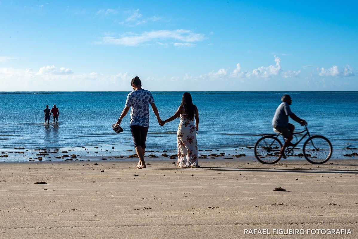 Ensaio Pre-Wedding do simpático casal Duda e Lucas, realizado na Praia de Tamandaré-PE Sul de Pernambuco, pelas redondezas da Igreja de São Perdo. casal bicicleta pescadores 