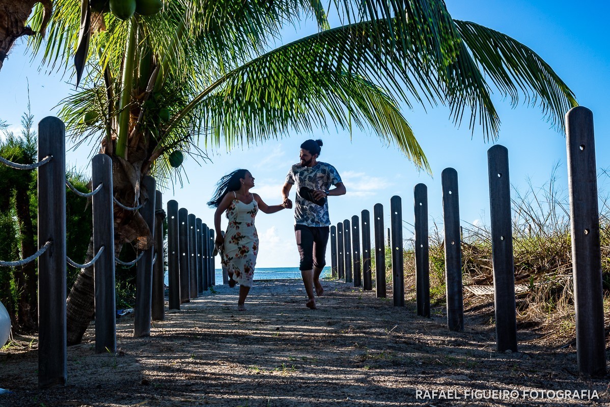 Ensaio Pre-Wedding do simpático casal Duda e Lucas, realizado na Praia de Tamandaré-PE Sul de Pernambuco, pelas redondezas da Igreja de São Perdo. casal correndo perspectiva estacas coqueiro