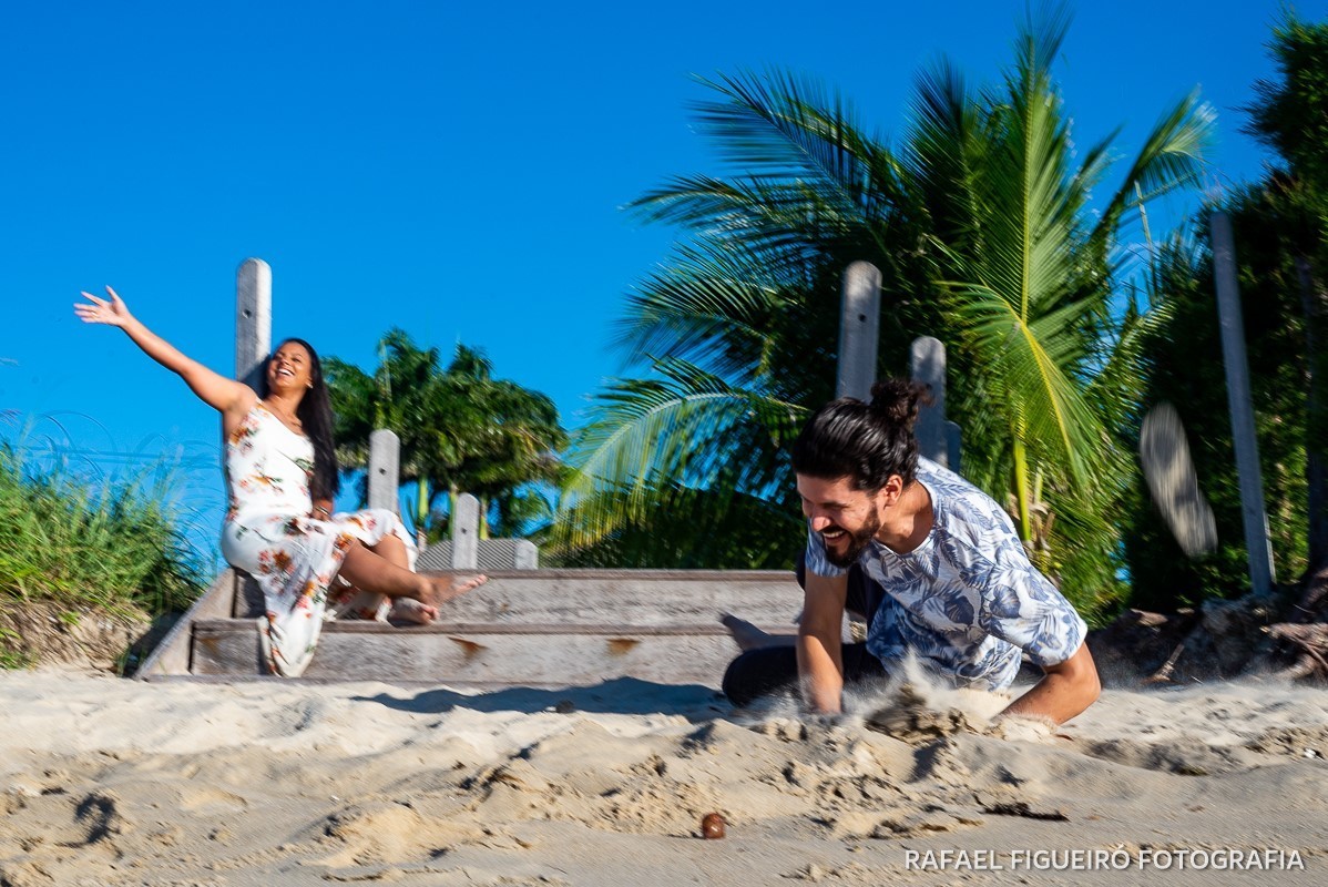 Ensaio Pre-Wedding do simpático casal Duda e Lucas, realizado na Praia de Tamandaré-PE Sul de Pernambuco, pelas redondezas da Igreja de São Perdo. baque vaca caixote tombo queda caiu 