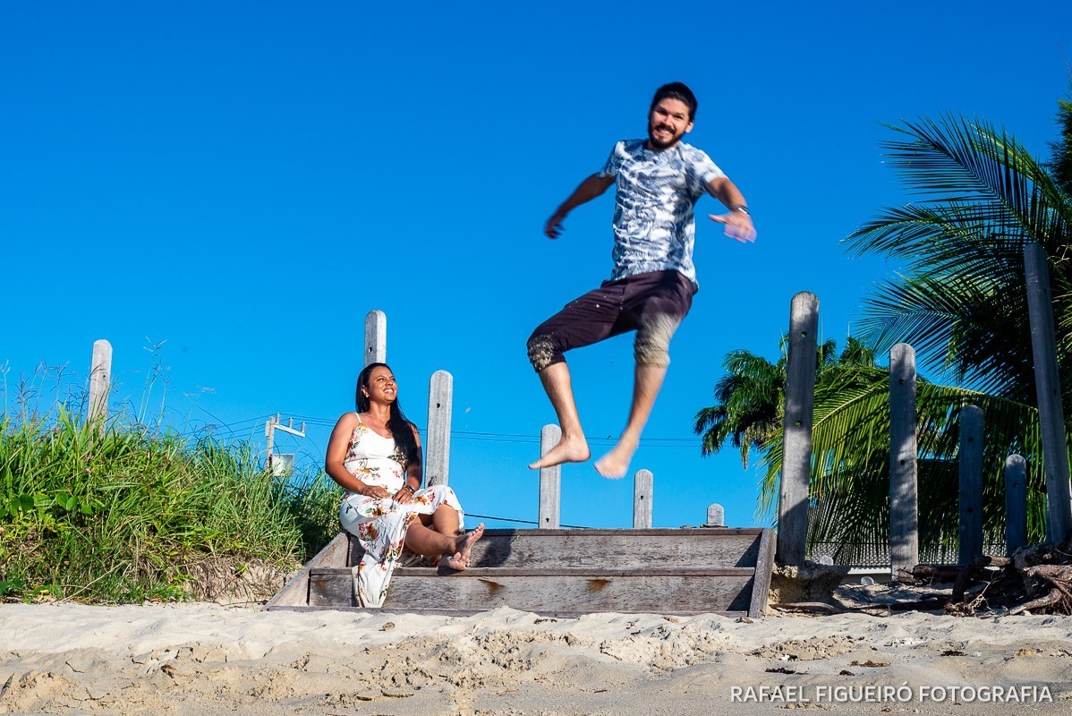 Ensaio Pre-Wedding do simpático casal Duda e Lucas, realizado na Praia de Tamandaré-PE Sul de Pernambuco, pelas redondezas da Igreja de São Perdo. noivo pulando desajeitado estranho sorriso feliz criança