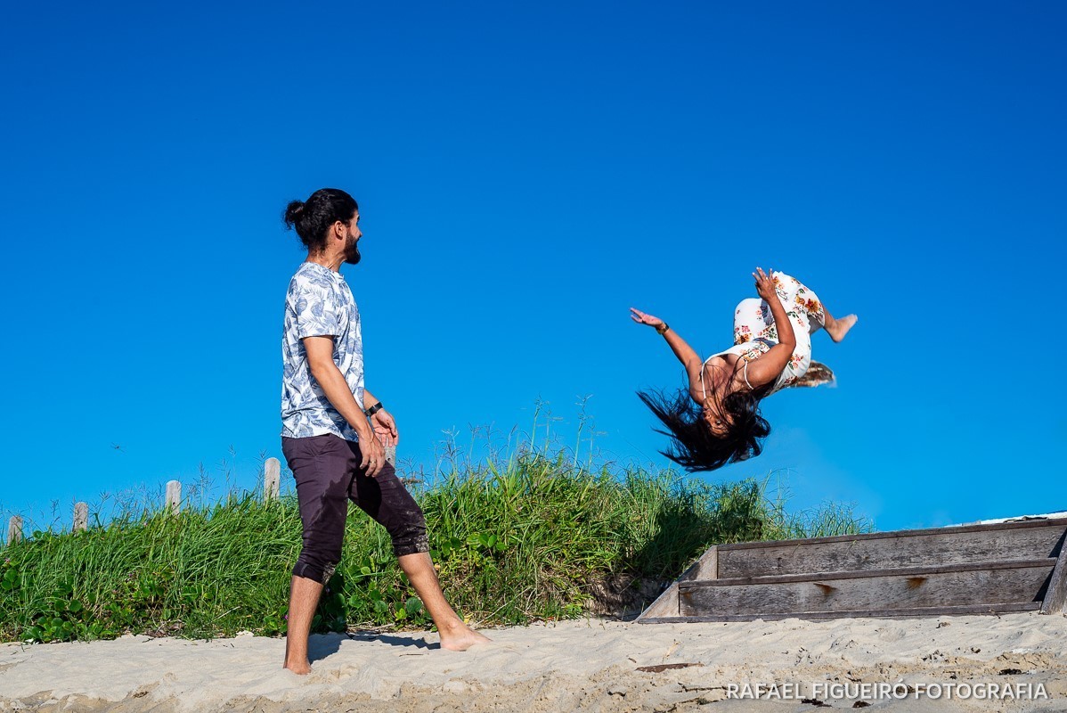 Ensaio Pre-Wedding do simpático casal Duda e Lucas, realizado na Praia de Tamandaré-PE Sul de Pernambuco, pelas redondezas da Igreja de São Perdo. noiva mortal de costas carpado parafuso salto ornamentais