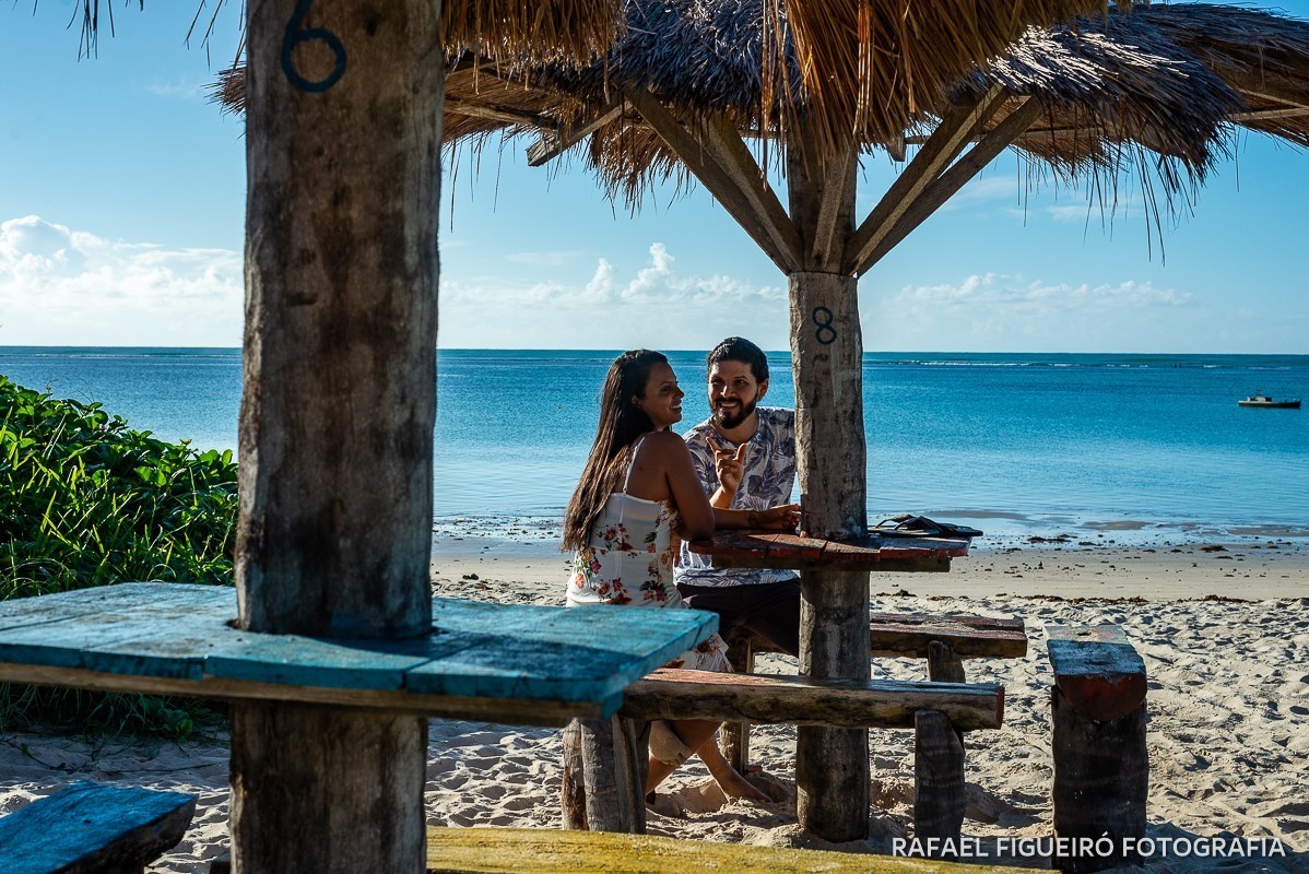 Ensaio Pre-Wedding do simpático casal Duda e Lucas, realizado na Praia de Tamandaré-PE Sul de Pernambuco, pelas redondezas da Igreja de São Perdo. casal namorando mesa bar
