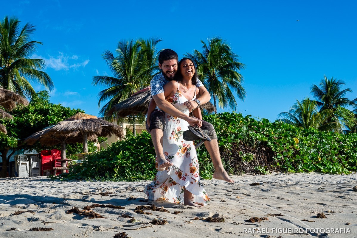 Ensaio Pre-Wedding do simpático casal Duda e Lucas, realizado na Praia de Tamandaré-PE Sul de Pernambuco, pelas redondezas da Igreja de São Perdo. noiva carregando noivo macha