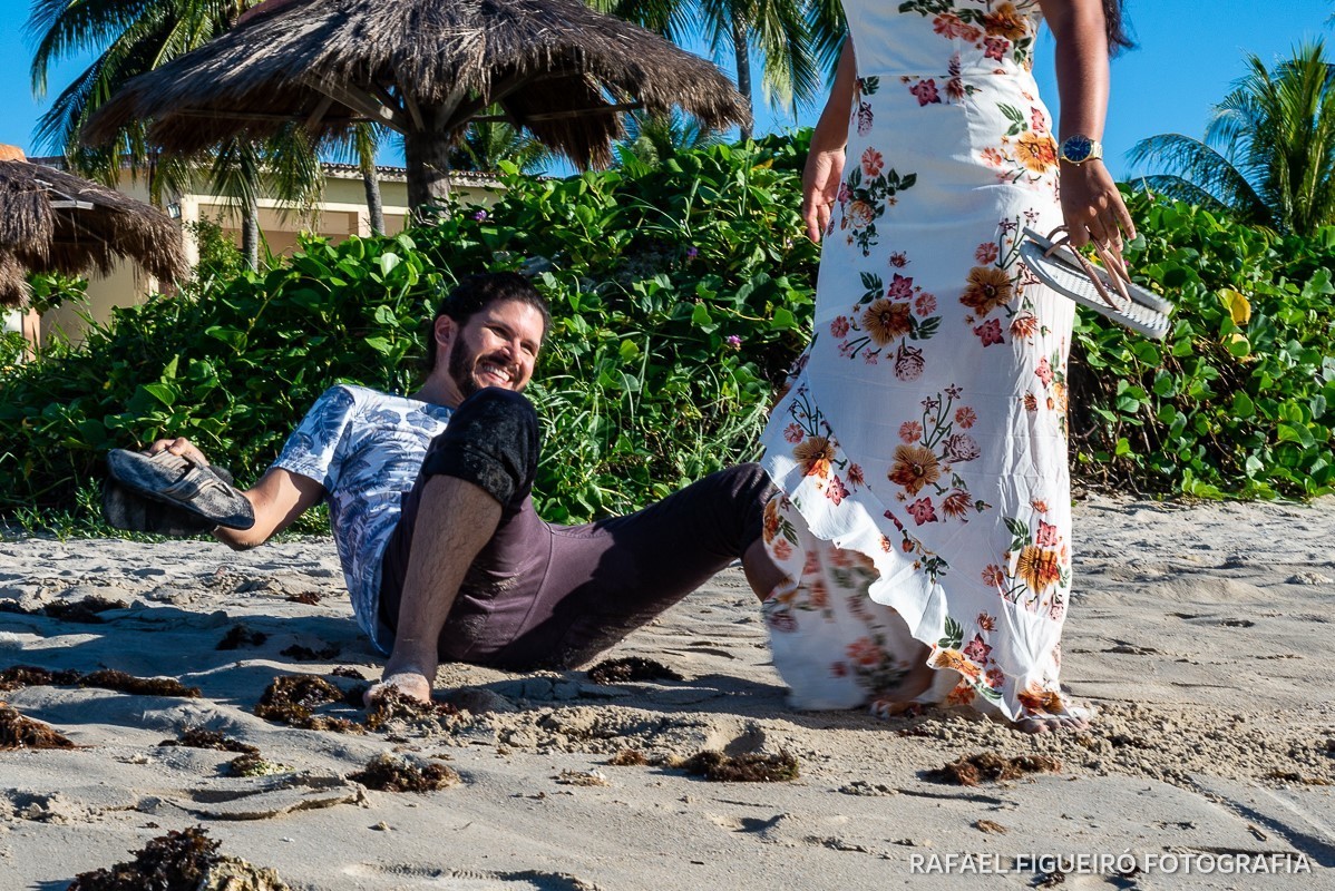 Ensaio Pre-Wedding do simpático casal Duda e Lucas, realizado na Praia de Tamandaré-PE Sul de Pernambuco, pelas redondezas da Igreja de São Perdo. noivo caiu queda aos pes no chao