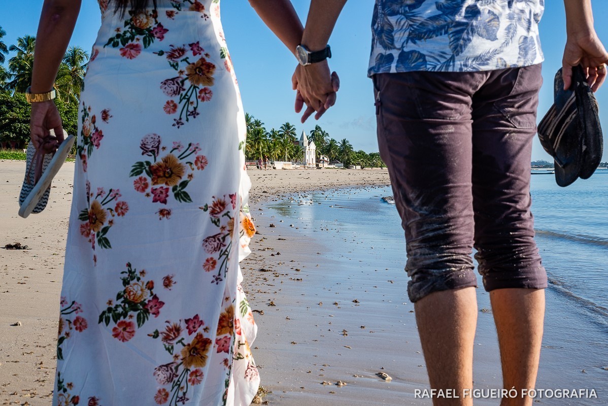 Ensaio Pre-Wedding do simpático casal Duda e Lucas, realizado na Praia de Tamandaré-PE Sul de Pernambuco, pelas redondezas da Igreja de São Perdo. maos dadas