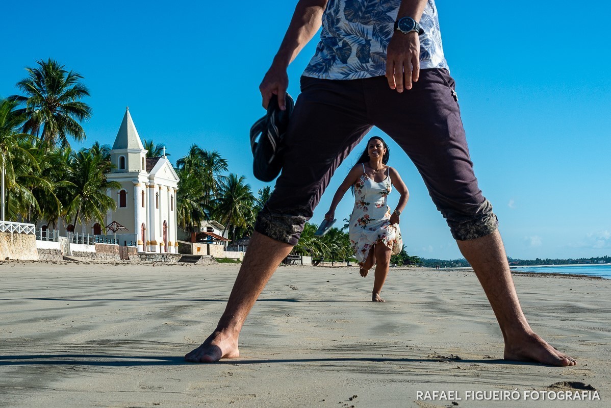 Ensaio Pre-Wedding do simpático casal Duda e Lucas, realizado na Praia de Tamandaré-PE Sul de Pernambuco, pelas redondezas da Igreja de São Perdo. no meio das pernas