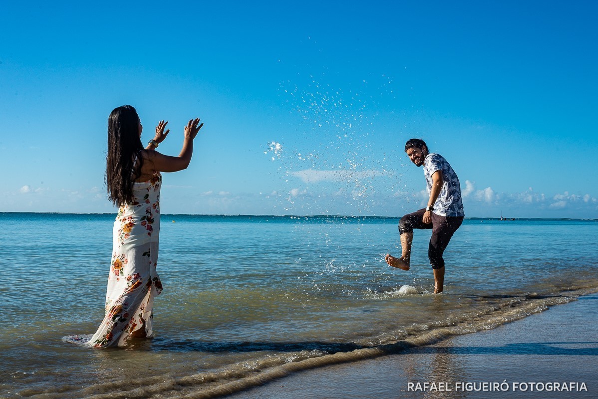 Ensaio Pre-Wedding do simpático casal Duda e Lucas, realizado na Praia de Tamandaré-PE Sul de Pernambuco, pelas redondezas da Igreja de São Perdo. chutando agua casal 