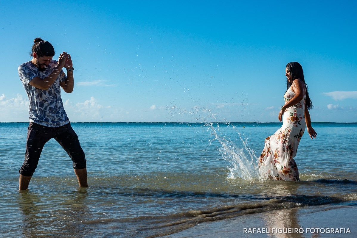 Ensaio Pre-Wedding do simpático casal Duda e Lucas, realizado na Praia de Tamandaré-PE Sul de Pernambuco, pelas redondezas da Igreja de São Perdo. casal chutando agua defesa street fighter