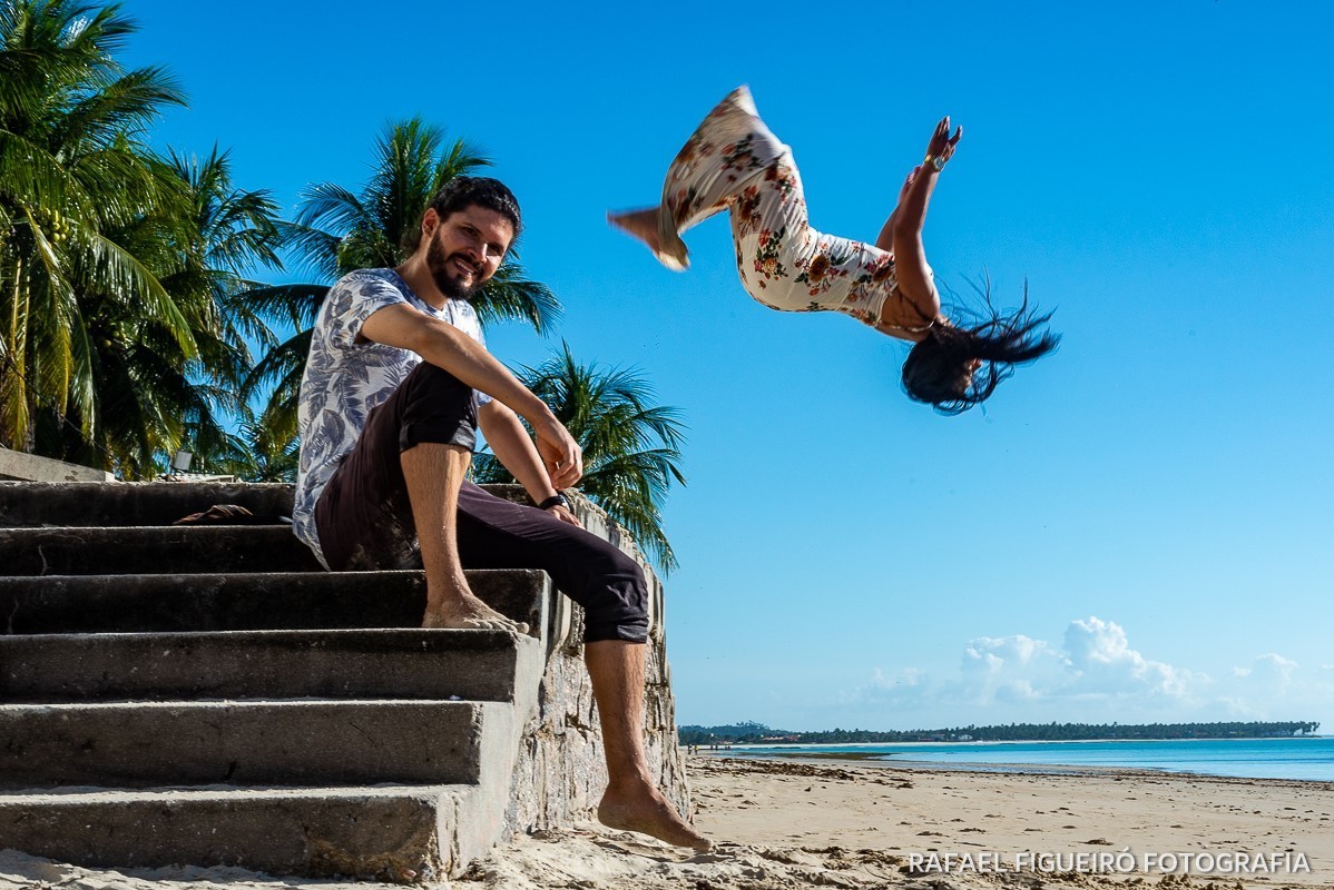 Ensaio Pre-Wedding do simpático casal Duda e Lucas, realizado na Praia de Tamandaré-PE Sul de Pernambuco, pelas redondezas da Igreja de São Perdo. saltos ornamentais mortal de costas carpado