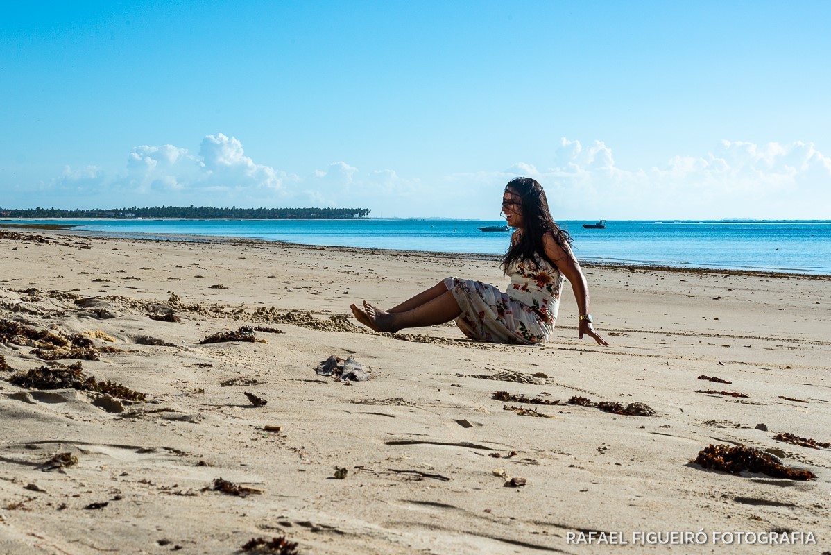 Ensaio Pre-Wedding do simpático casal Duda e Lucas, realizado na Praia de Tamandaré-PE Sul de Pernambuco, pelas redondezas da Igreja de São Perdo. noiva caiu no chao sentada rindo sorriso