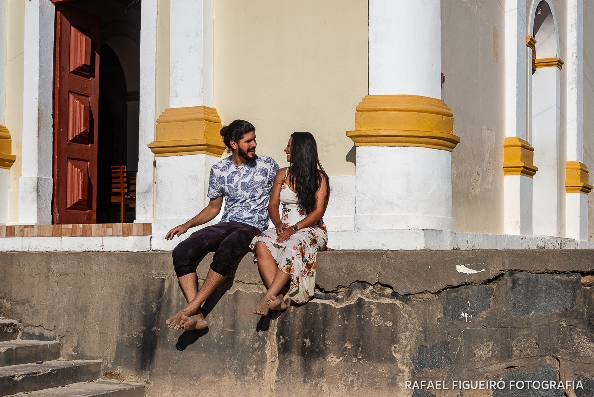 Ensaio Pre-Wedding do simpático casal Duda e Lucas, realizado na Praia de Tamandaré-PE Sul de Pernambuco, pelas redondezas da Igreja de São Perdo. sentados batente degrau escada pernas penduradas namorando