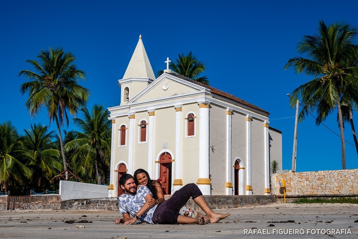 Ensaio Pre-Wedding do simpático casal Duda e Lucas, realizado na Praia de Tamandaré-PE Sul de Pernambuco, pelas redondezas da Igreja de São Perdo. casal noivos deitados areia
