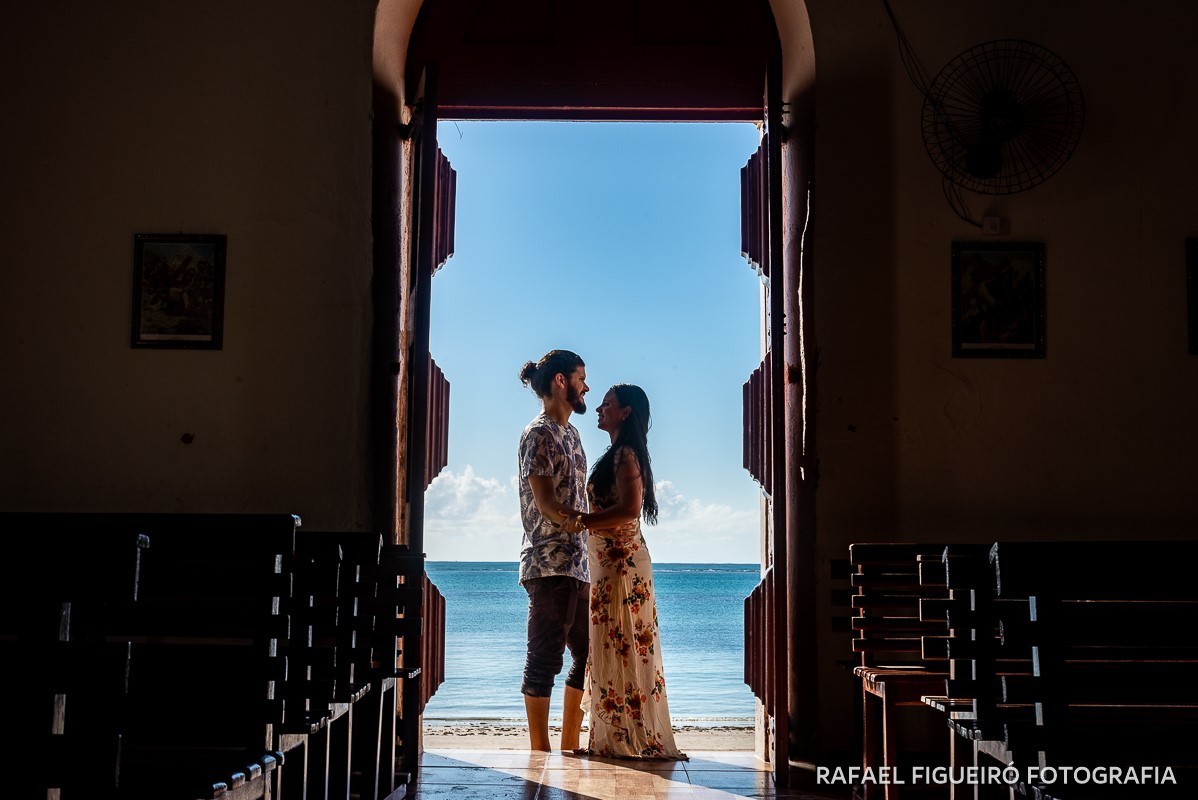 Ensaio Pre-Wedding do simpático casal Duda e Lucas, realizado na Praia de Tamandaré-PE Sul de Pernambuco, pelas redondezas da Igreja de São Perdo. casal porta serio silhoueta