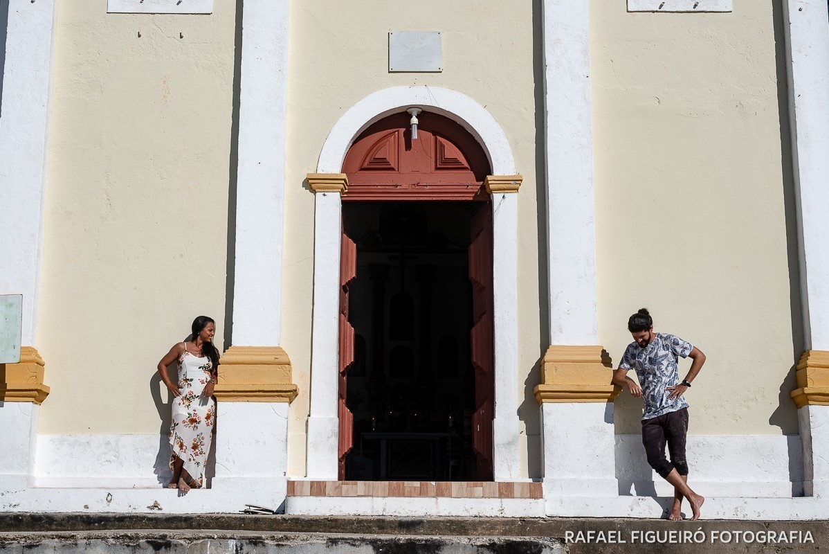 Ensaio Pre-Wedding do simpático casal Duda e Lucas, realizado na Praia de Tamandaré-PE Sul de Pernambuco, pelas redondezas da Igreja de São Perdo. paquerando porta envergonhado