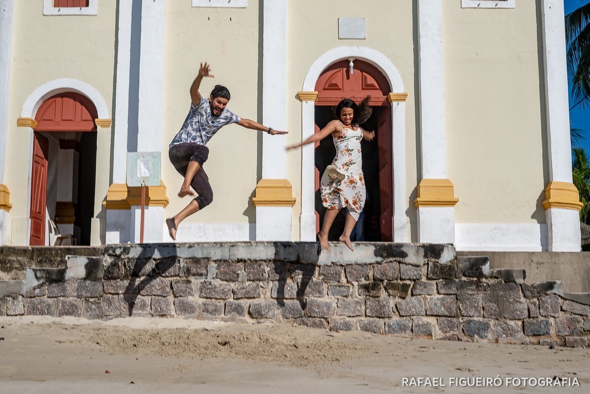 Ensaio Pre-Wedding do simpático casal Duda e Lucas, realizado na Praia de Tamandaré-PE Sul de Pernambuco, pelas redondezas da Igreja de São Perdo. bagunçando pulando salto se joga