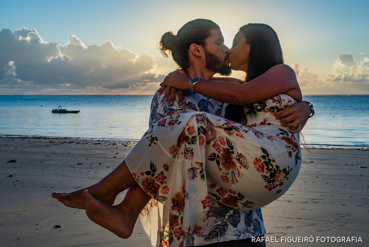 Ensaio Pre-Wedding do simpático casal Duda e Lucas, realizado na Casal beijo colo Praia de Tamandaré-PE Sul de Pernambuco, pelas redondezas da Igreja de São Perdo.