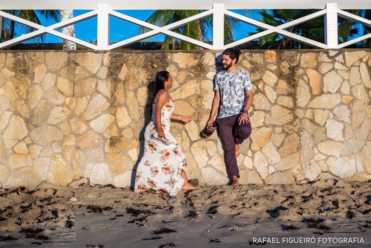 Ensaio Pre-Wedding do simpático casal Duda e Lucas, realizado na Praia de Tamandaré-PE Sul de Pernambuco, pelas redondezas da Igreja de São Perdo casal namorando parede pedras 