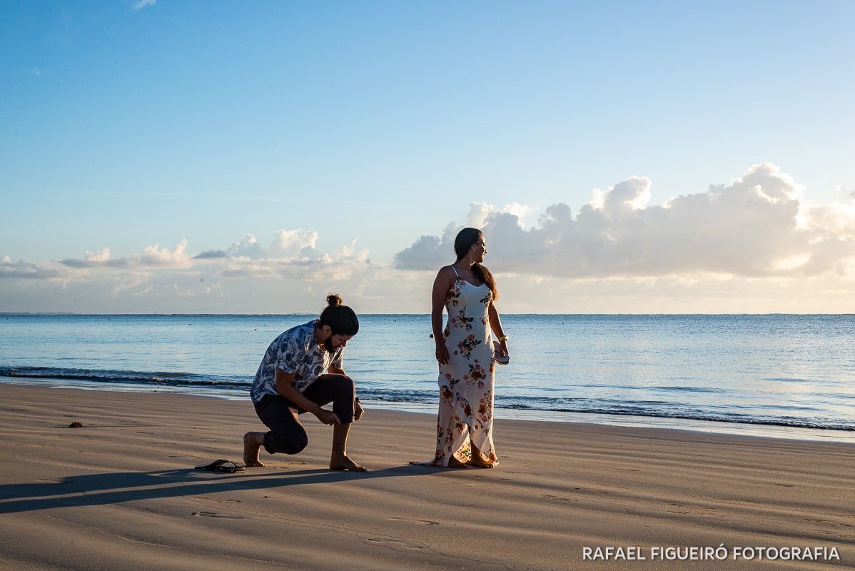 Ensaio Pre-Wedding do simpático casal Duda e Lucas, realizado na Praia de Tamandaré-PE Sul de Pernambuco, pelas redondezas da Igreja de São Perdo. casal passeando caminhando areia