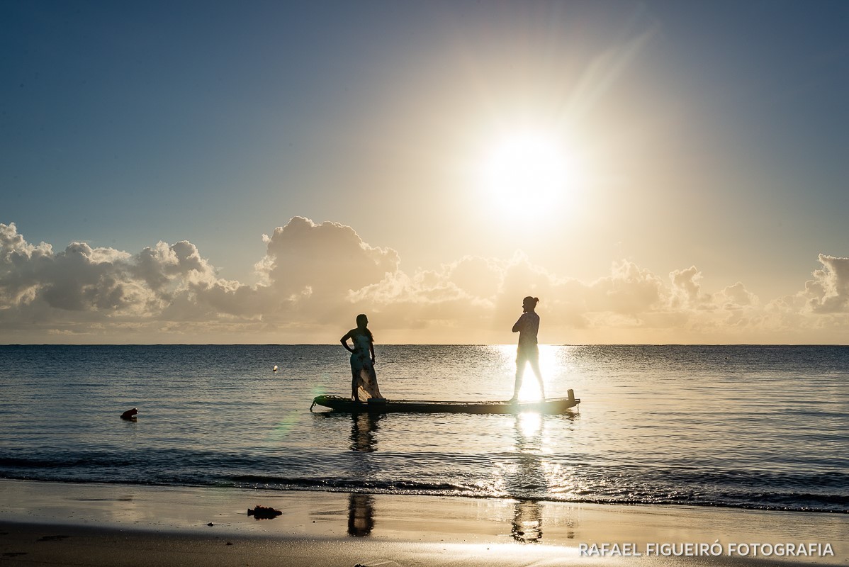 Ensaio Pre-Wedding do simpático casal Duda e Lucas, realizado na Praia de Tamandaré-PE Sul de Pernambuco, pelas redondezas da Igreja de São Perdo. casal jangada silhoueta contra luz sol