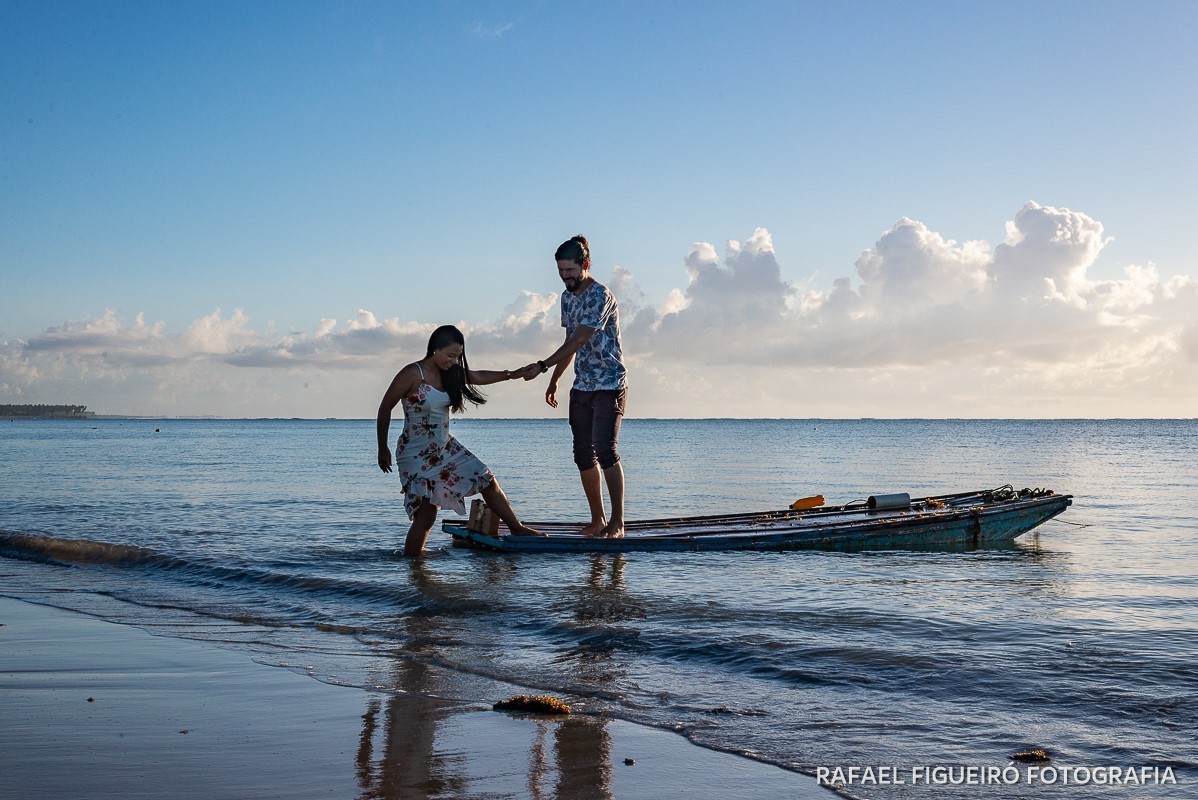 Ensaio Pre-Wedding do simpático casal Duda e Lucas, realizado na Praia de Tamandaré-PE Sul de Pernambuco, pelas redondezas da Igreja de São Perdo. casal subindo jancada 