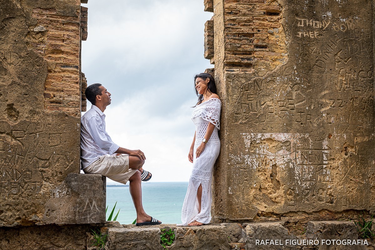 ensaio casal pre wedding casamento rafael figueiro fotografia vila nazaré casa do faroleiro PM polícia militarcasal paquerando ruinas