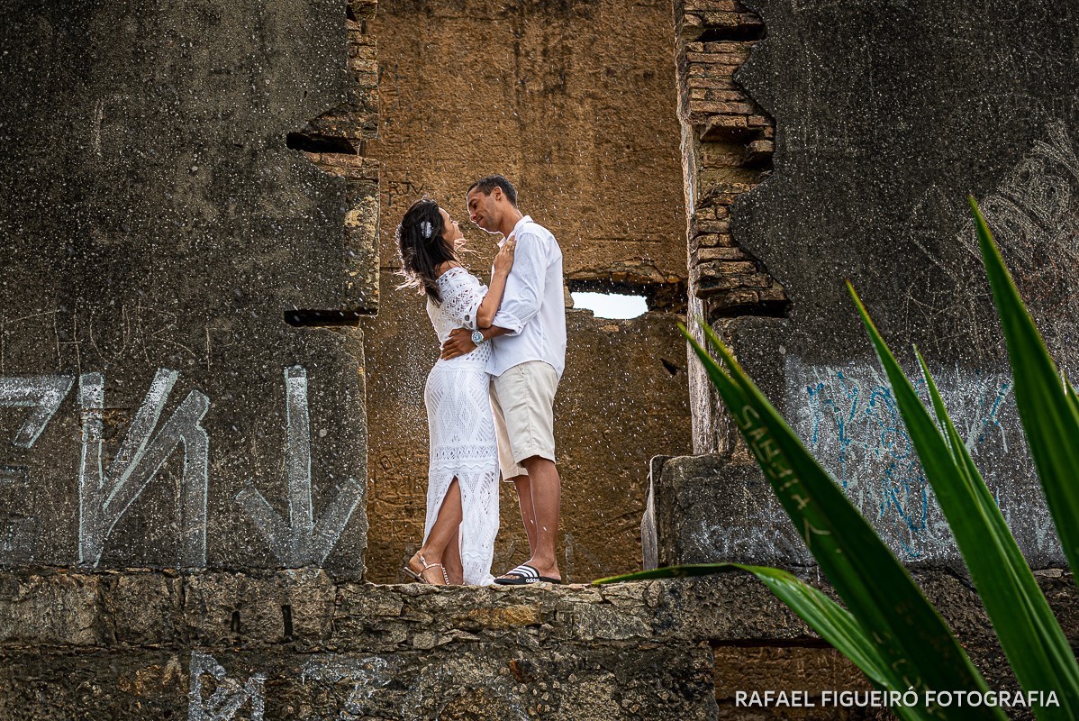 ensaio casal pre wedding casamento rafael figueiro fotografia vila nazaré casa do faroleiro PM polícia militar casal namorando sorrindo ruinas